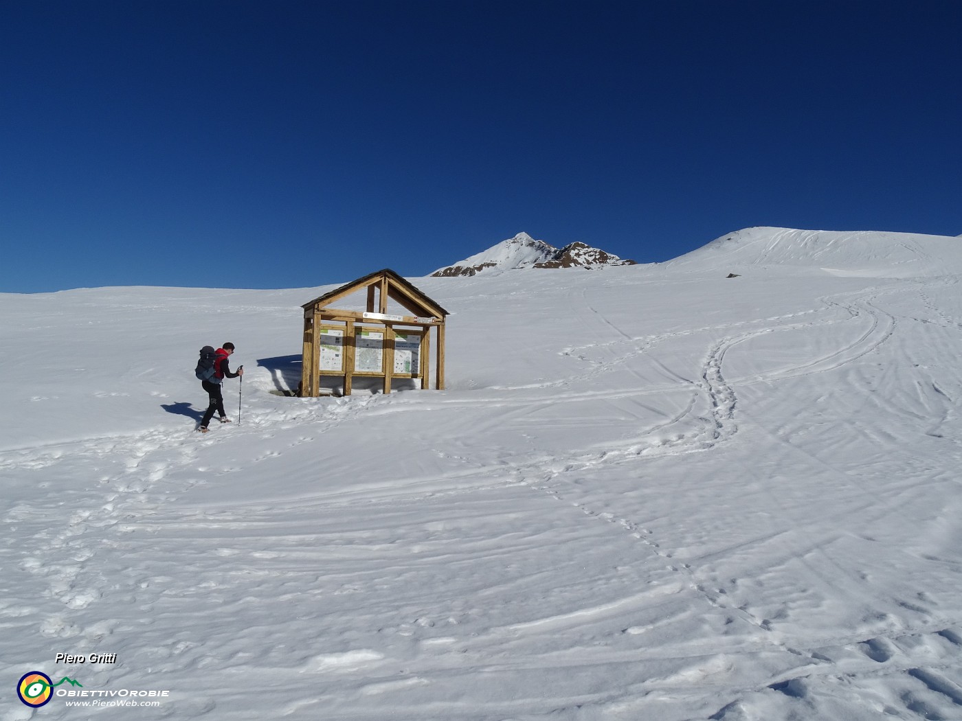 41 Ok , sosta e pranzetto al sacco in questa provvidenziale struttura di legno all'asciutto senza neve .JPG